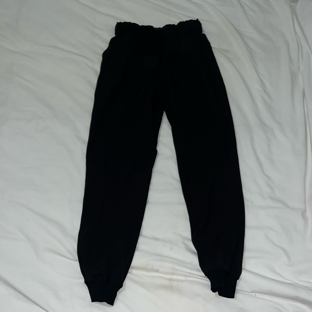 Lululemon joggers size 4- like new barely worn.